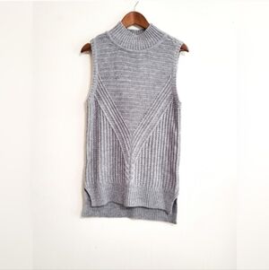 Romeo & Juliet Couture Gray Sleeveless Mock Neck Sweater